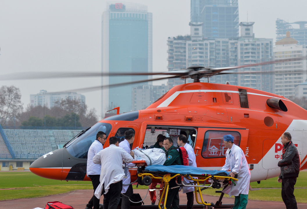 武汉协和医院空中紧急救援 直升机转运病人
