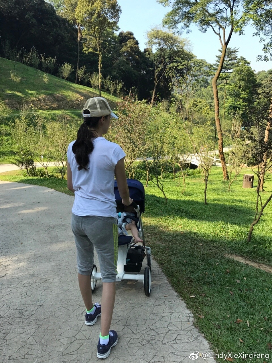 谢杏芳推车带儿子遛弯大长腿抢镜 未见林丹陪同