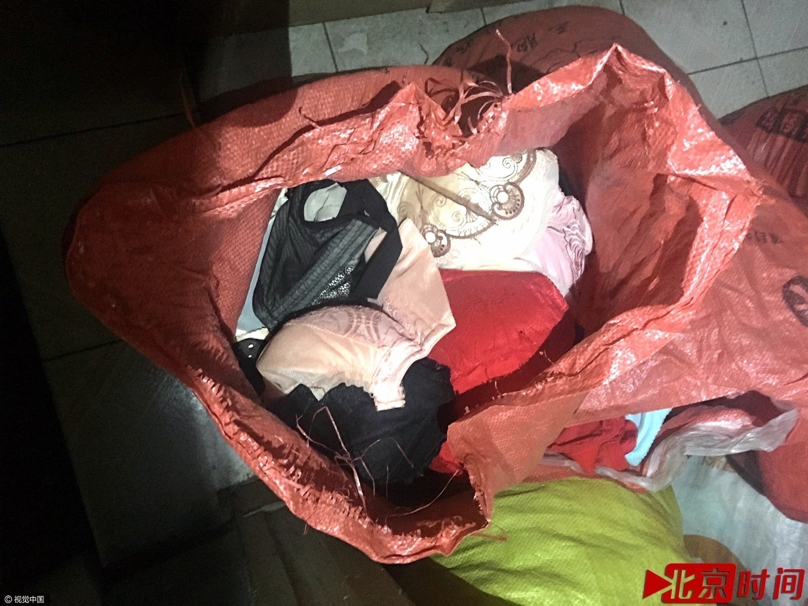 趁媳妇睡觉偷她的内衣(2)