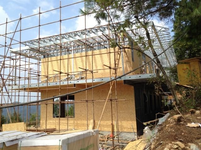 什么都阻挡不了苗族人创业,在大山里盖起了民