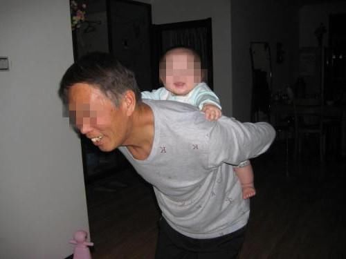 公公带娃不哭闹,3月宝宝抽搐送医后,公公差点