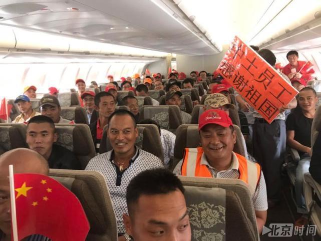 你可以想象现场等候多时的同胞们的欢呼声有多么热烈。“厉害了，我的国！”“回家了”“中国力量，祖国万岁！”“感谢祖国，接我回家！”这些平时习惯了默默劳作的中国劳动者们，都情不自禁地大声喊叫着祖国母亲的名字，大家拿出早已准备好的五星红旗，兴奋地冲着人群摇动着，一路走过海关、安检，直到登机。图/中国青年网
