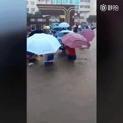 此次突发性强降水,3小时最大雨量超过200毫米,有历史资料以来,仅1998年8月22日3小时雨量达到同样强度。