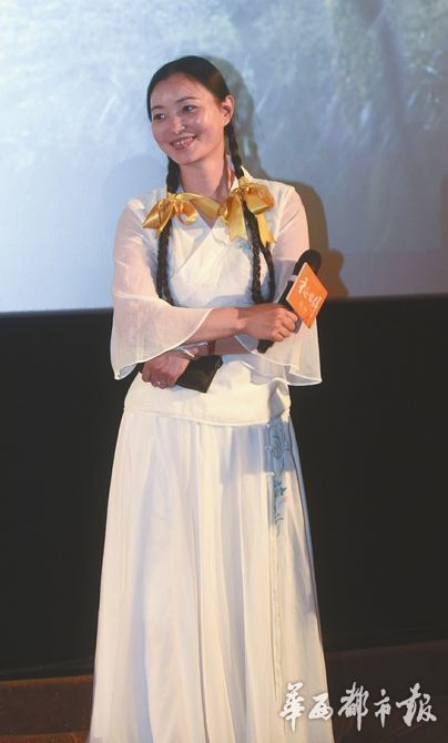 四川女画家救狼放归,上演与狼共舞催泪