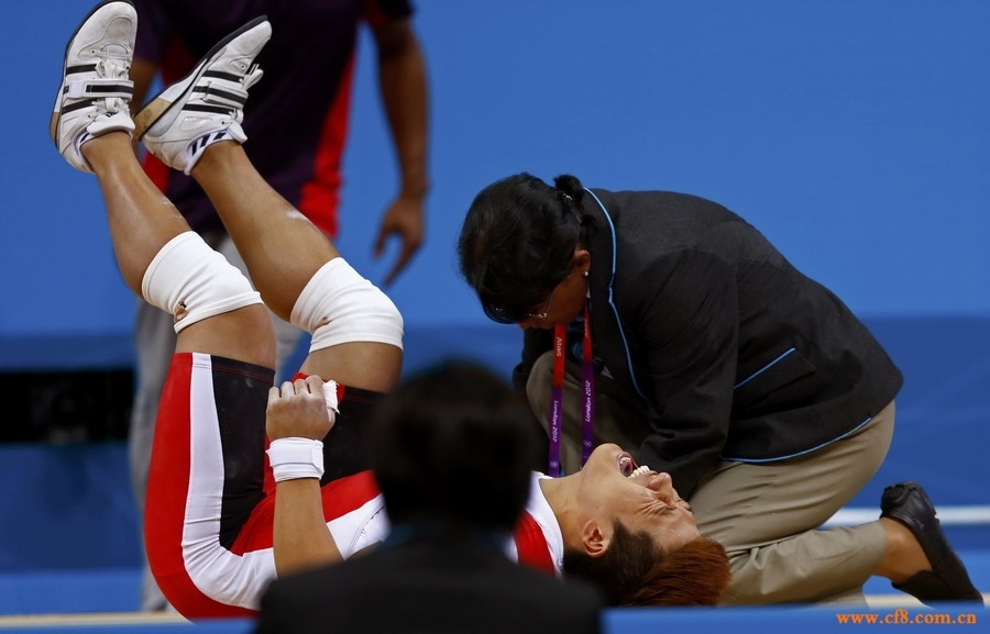 工作人员前来查看史载赫受伤情况。