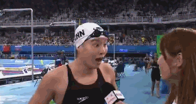 2016年8月8日,刚刚结束半决赛的傅园慧接受采访时,对于自己的成绩表示不敢相信,简直就是行走的表情包。