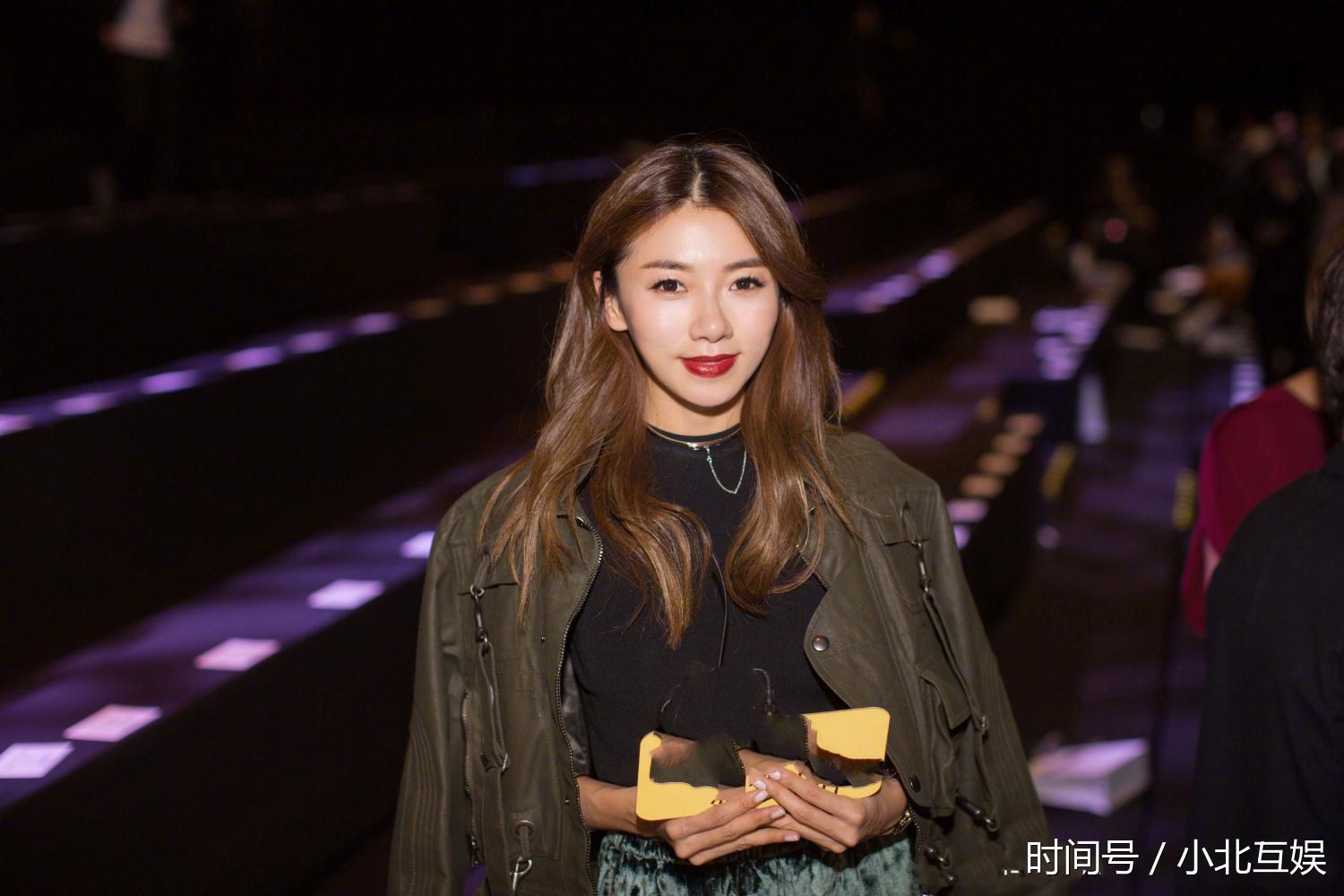 节目看点不仅是这几个女孩子怎么相处,还有就是郑凯的女朋友程晓玥,程