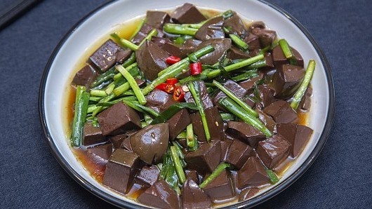 韭菜炒鸭血鲜香下饭，先做这一步，鸭血滑嫩还不碎