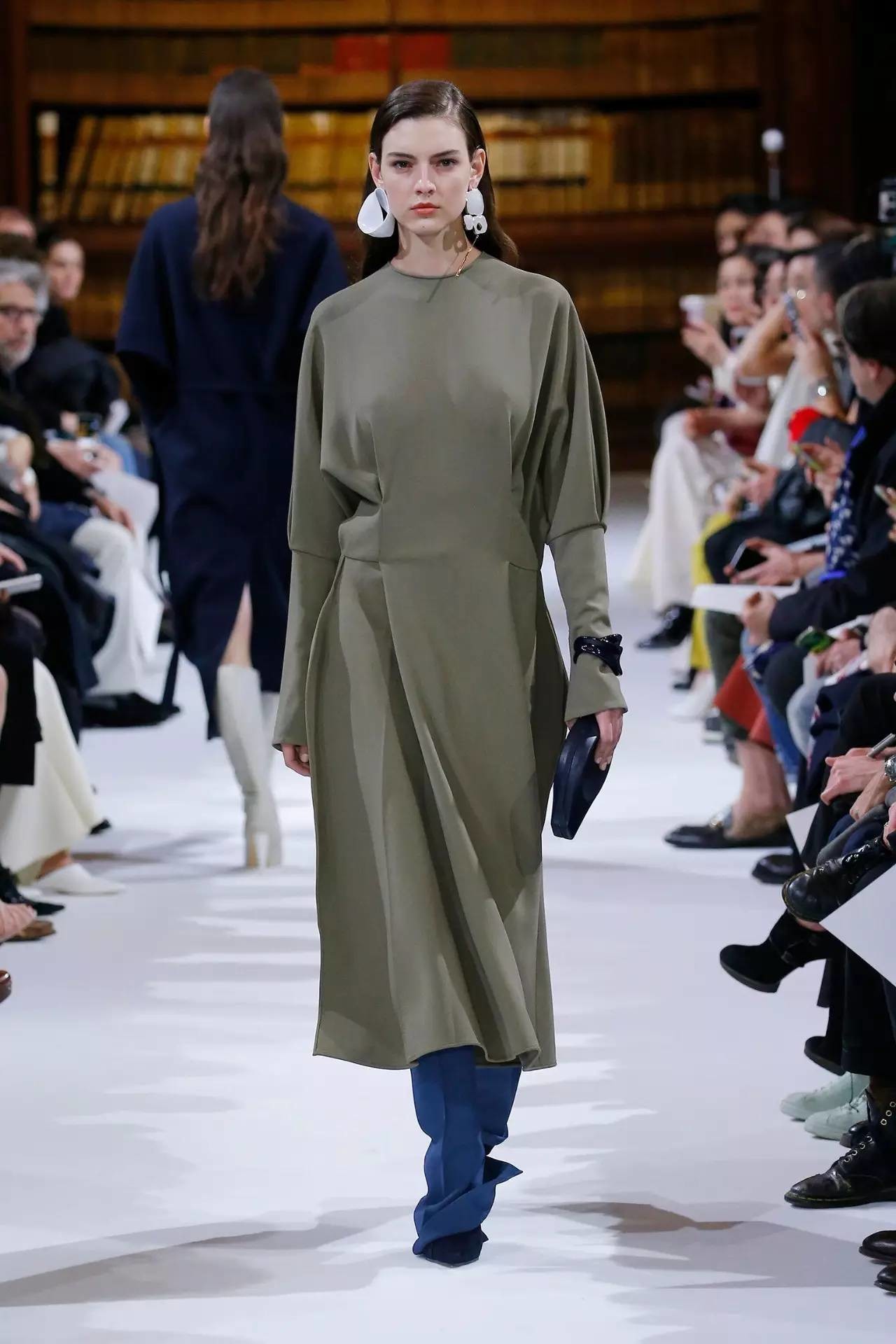 大牌都在做的针织裙,是你升温之后该入手的第一件单品