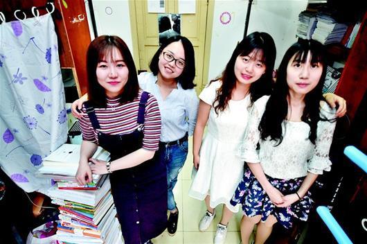 学霸寝室？一大学四名女生被15所国外名校录取