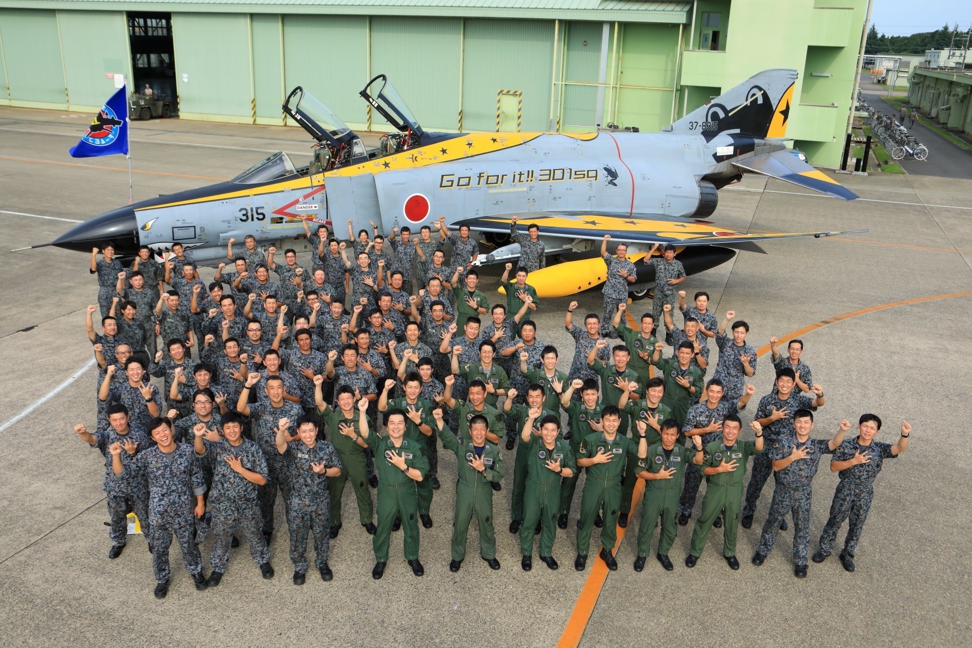 8月8日，日本航空自卫队百里基地在其社交媒体平台上发布了一组照片，展示了一架彩绘涂装的F-4战斗机以及它的涂装过程。从机身涂装上的标语可以看出，这架F-4属于第301飞行中队。在涂装完毕后，该基地的空自人员们摆出庆祝动作进行了合影。