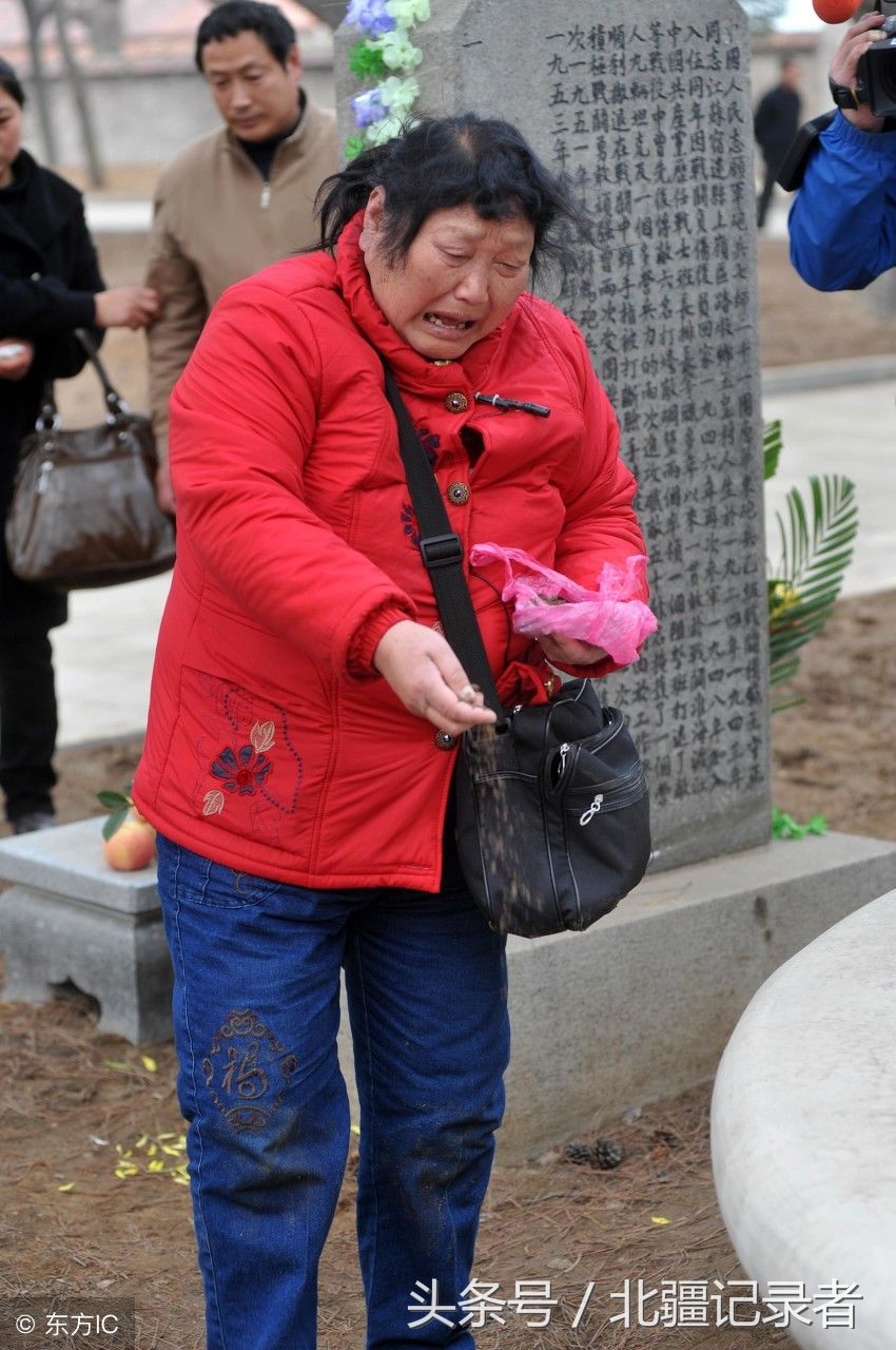 57年首次祭拜抗美援朝牺牲父亲,62岁女儿磕57个头尽孝哭晕在墓前