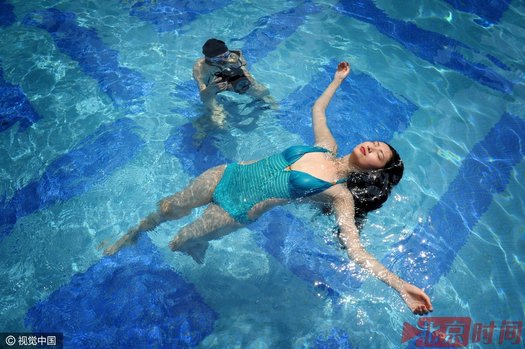 他希望有朝一日能建立一座属于自己的水下影棚，这样他就能探索更多未知的水下摄影领域了！