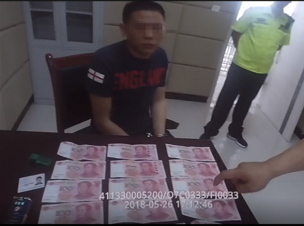 男子诈骗80万出逃 一个眼神露馅