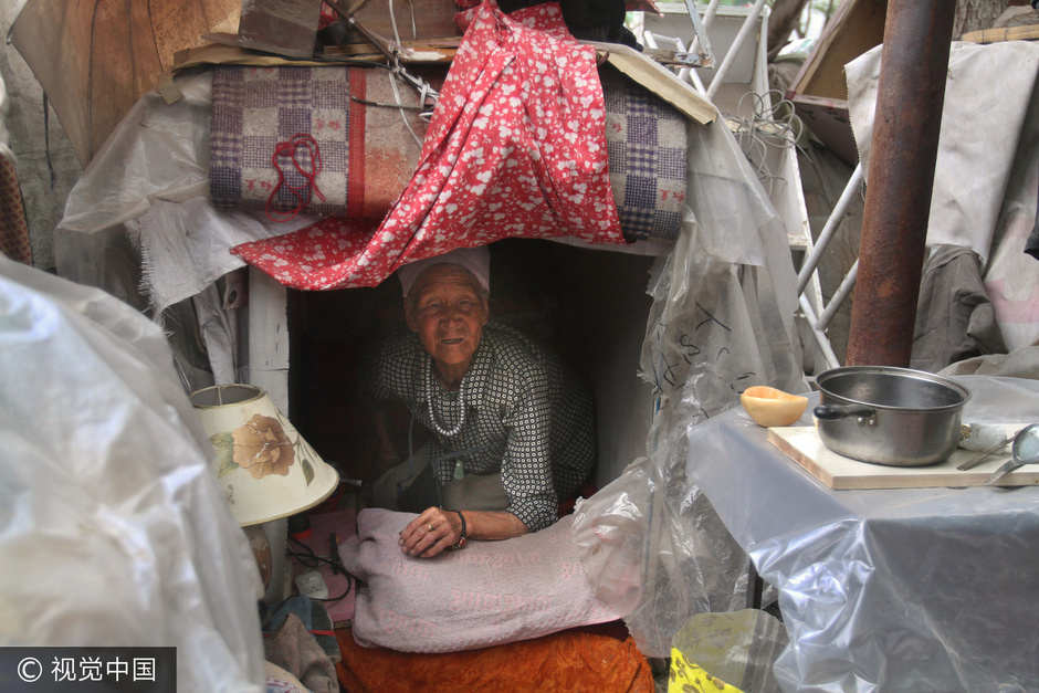72岁老人蜗居街头9年 捡废品赚钱为儿治病 72岁老人蜗居街头9年 捡废品赚钱为儿治病