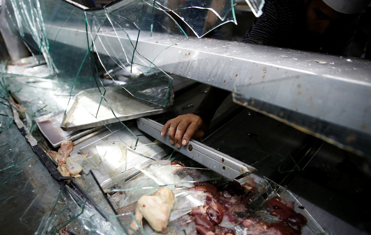 委内瑞拉商铺砸抢浪潮殃及华人超市 委内瑞拉商铺砸抢浪潮殃及华人超市