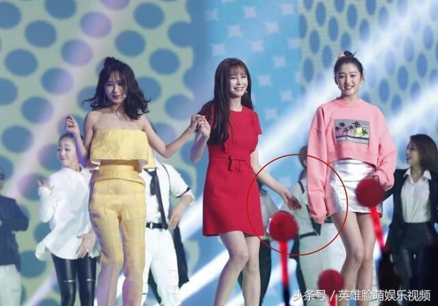 关晓彤上节目狂扯马思纯衣服,网友:对她黑转碳