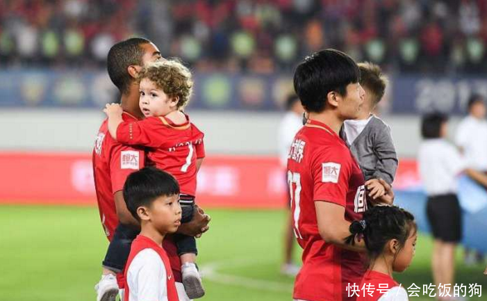 小孩穿足球球衣合适吗男孩,小孩穿足球球衣合适吗男孩还是女孩