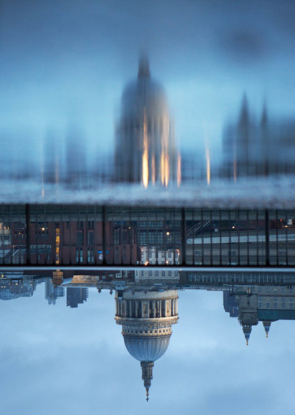 “拍摄的诀窍就是尽可能将身体压低并且接近水面，选择最佳角度配合光线的强弱，这样才能拍摄出完美的反射图像。我不使用任何专用设备，就用我的苹果手机一样可以做到。