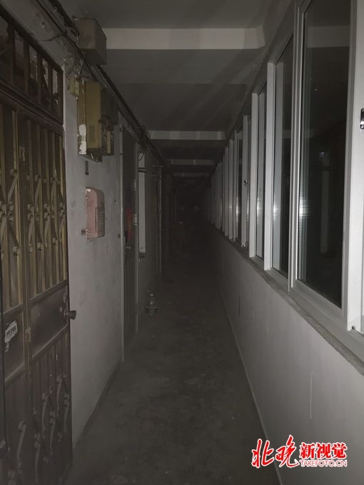 北京新中西街小区12号楼外墙被翻修 楼道里却漆黑一片 北京新中西街小区12号楼外墙被翻修 楼道里却漆黑一片