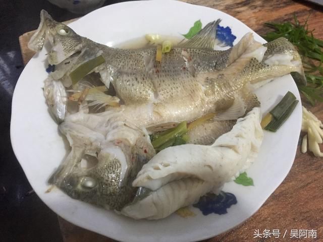 宝宝吃鱼好处多多,清蒸鲈鱼做法简单易学,快做