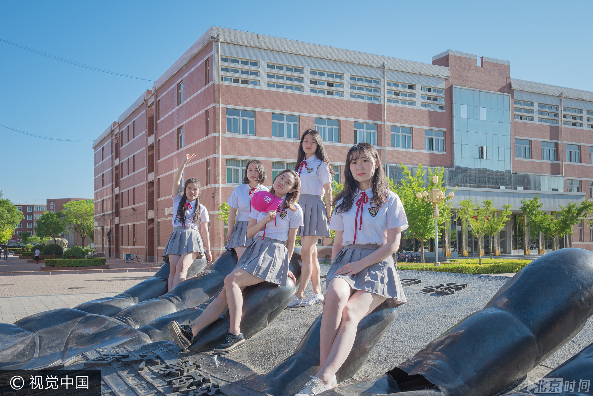 2017年5月23日，太原市，一高校同宿舍5位青春靓丽的毕业生姐妹花身穿清纯校服，在校园里各个值得留恋的角落里拍摄创意毕业照，以此纪念大学四年友谊和逝去的青春。