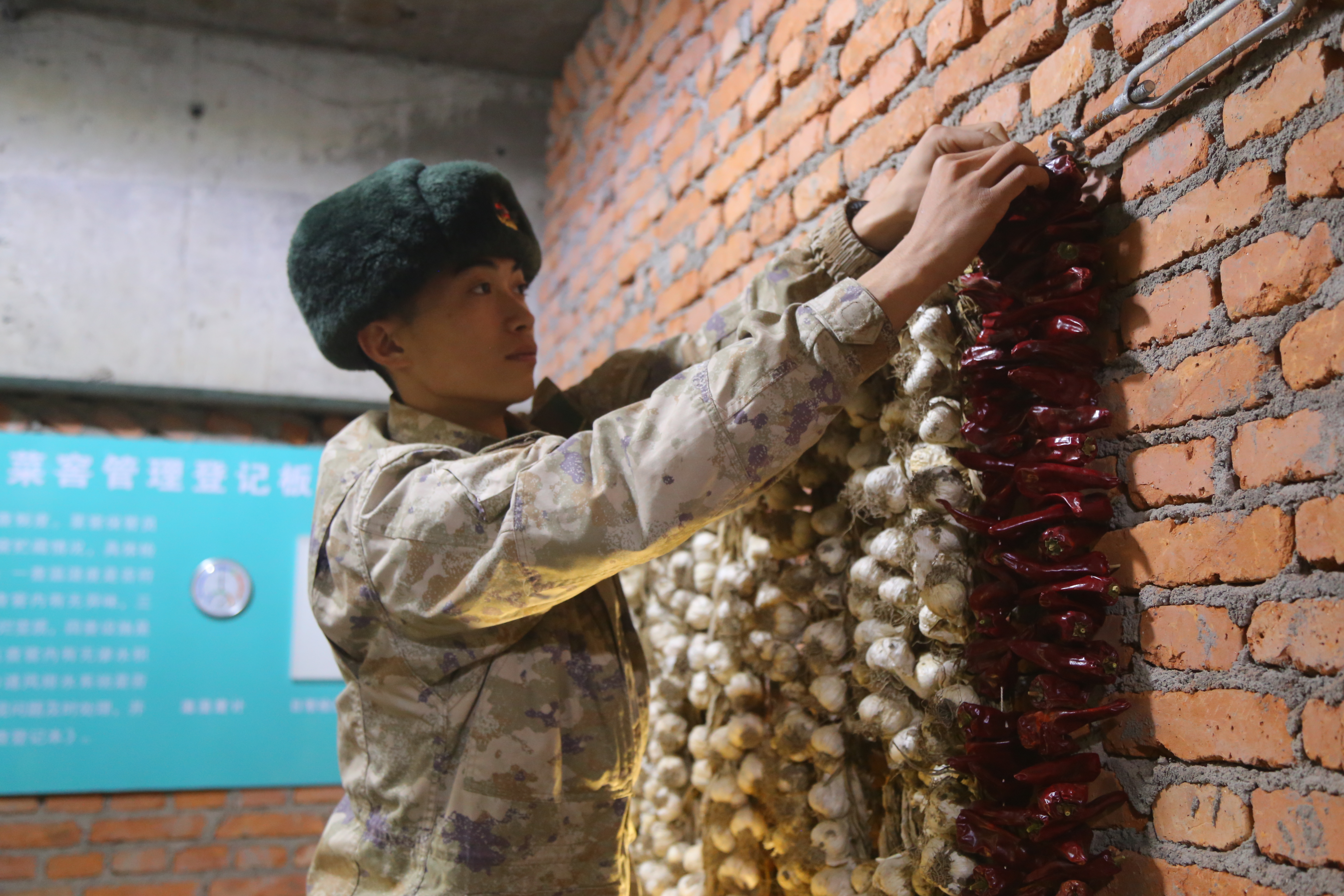 科学抓好"冬储冬藏" 严格落实"精准保障"