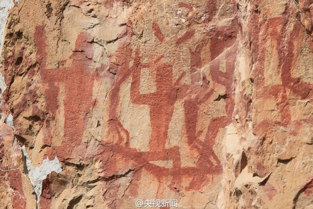 图为左江岩画。
