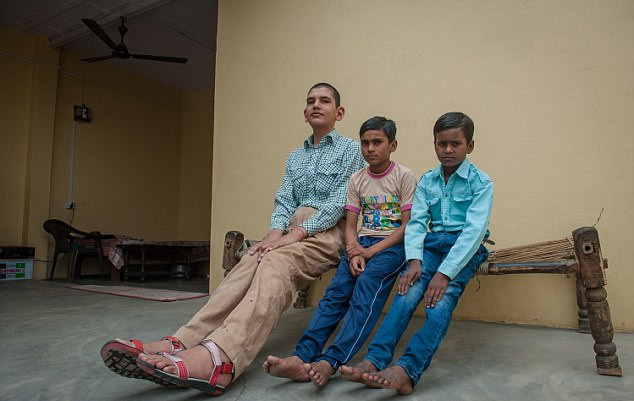 这位小巨人要穿至少46号的鞋.