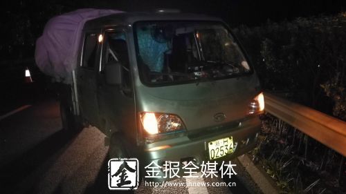 低速载货汽车撞护栏 高速交警到场开罚单