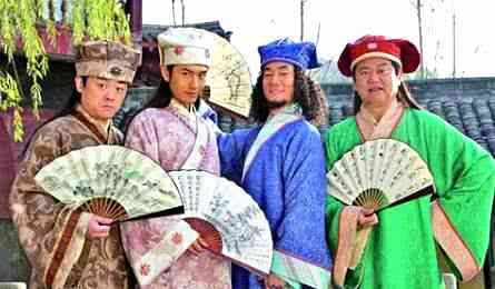 同样是江南四大才子出场,周星驰和黄晓明的差