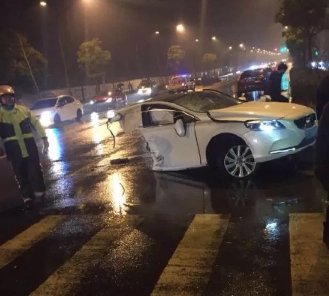 沃尔沃被奥迪撞成两截!它还是最安全的汽车吗?