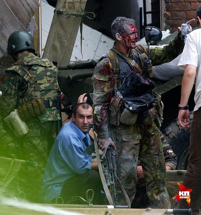 电视录像没有透露这名绑匪的姓名和身份。俄护法机关一名官员6日说，调查表明，参与别斯兰劫持人质事件的恐怖分子来自外国和高加索各共和国，其中还包括一名北奥塞梯居民。