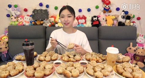 同样是四川妹子的朵一毫不示弱,吃掉十份肉馅生煎馒头