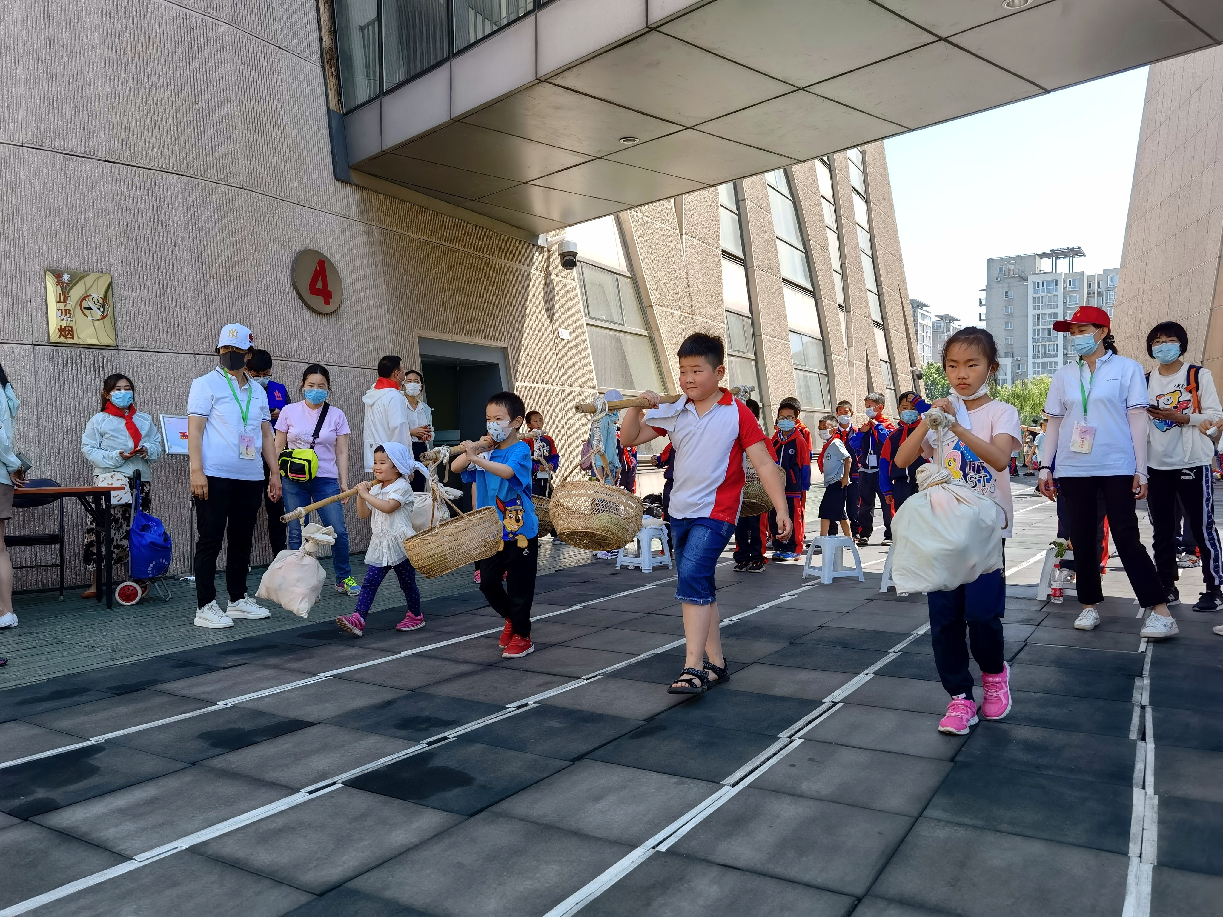 北京市少年宫举办游园会  2000余名少年儿童欢度六一