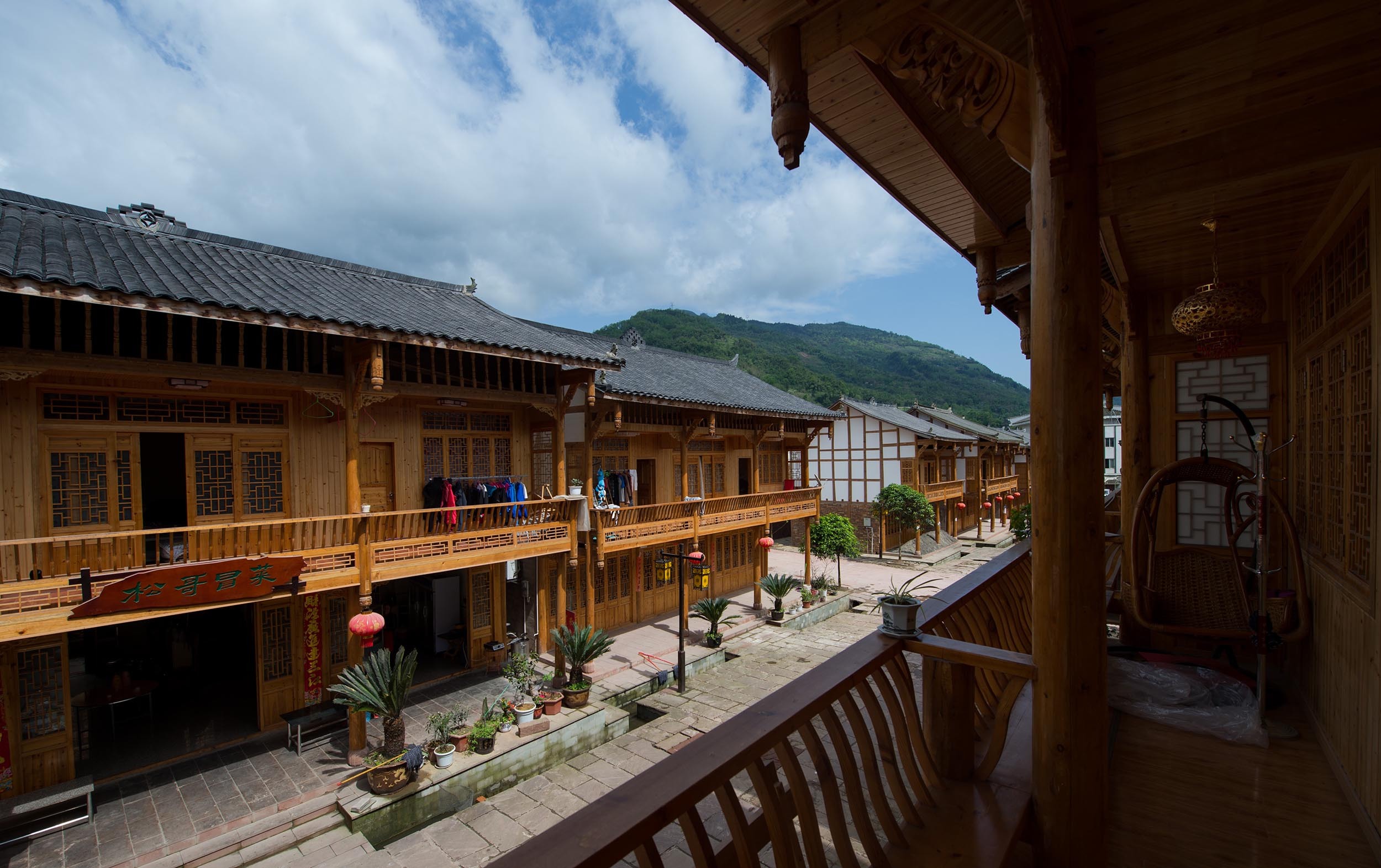 这是芦山县飞仙关镇一角(4月17日摄)。灾新华社记者 江宏景 摄
芦山地震后,四川省雅安市坚持“美丽雅安、生态强市”的发展定位,有序推进国家生态文化旅游融合发展试验区建设,打造了三条百公里百万亩特色产业经济走廊,创建龙门古镇和飞仙关镇两个“4A”景区,化“绿水青山”为“金山银山”,促进生态优势向经济效益有效转化。此外,雅安市还依托重建新村,大力发展观光农业、农事体验、乡村旅游等新业态,一批灾后重建新村走上了产村相融、农旅结合的发展新路子。截至2015年底,全市旅游综合收入达到152.33亿元,比2012年增长了91.2%。
