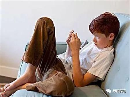 9岁小学生长时间低头玩手机 颈椎弧度变直