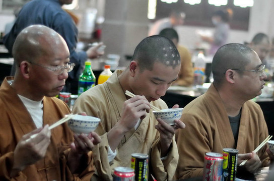 实拍寺庙僧人年夜饭的“大鱼大肉”