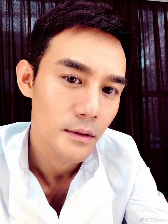 王凯穿白衬衫自拍帅气 网友:带美瞳了