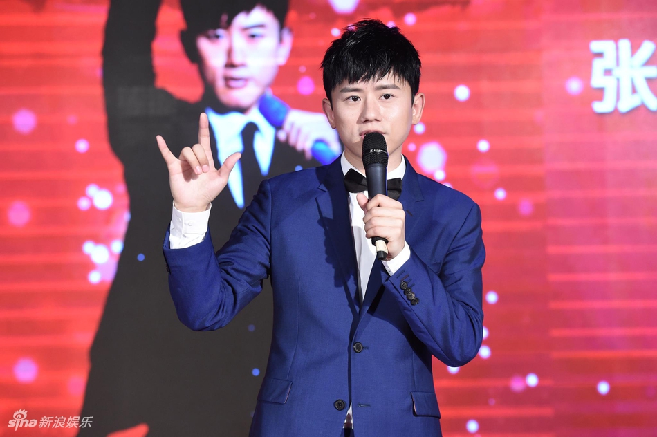 张杰和自己首尊蜡像甜蜜亲吻 蜡像爱的手势十分酷炫_北京时间