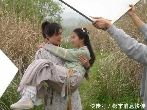 同是公主抱胡歌刘亦菲在一起真配--刘亦菲看起