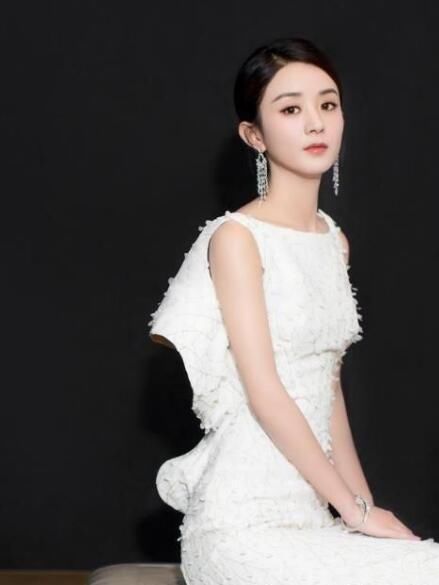 赵丽颖在冬天穿上粉色露背裙,真是又仙又萌!