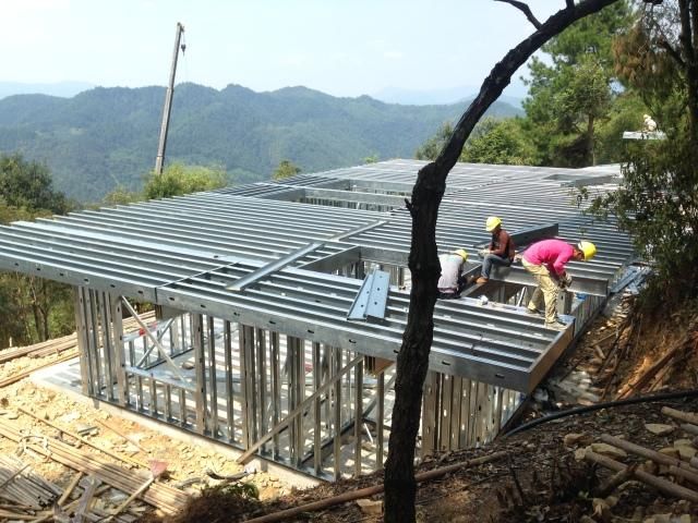 什么都阻挡不了苗族人创业,在大山里盖起了民