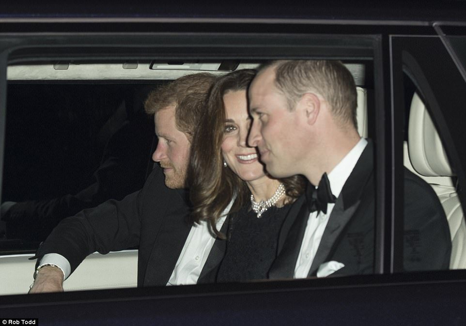 凯特王妃佩戴英王室传家宝 盛装出席女王白金婚派对