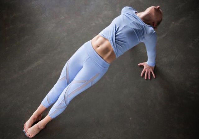 想要撩人的腰窝?多练这4个瑜伽体式准没错