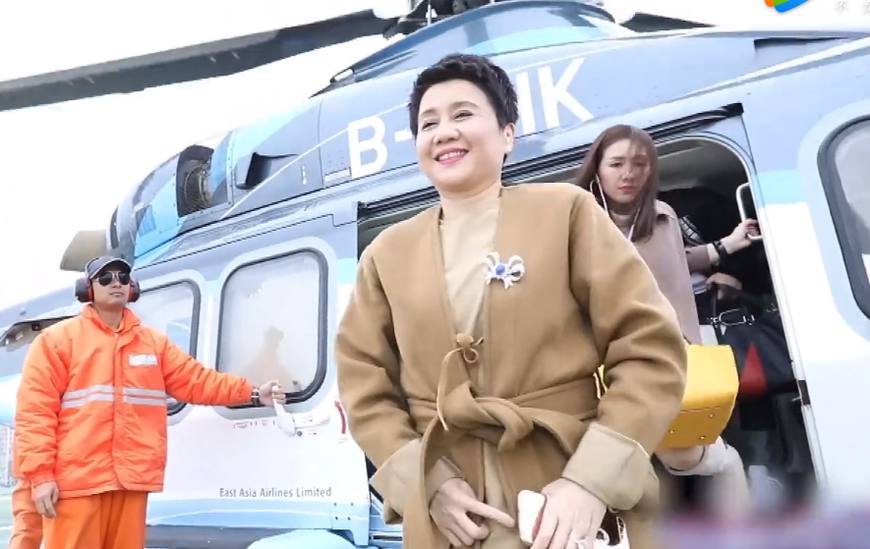 赌王四太的奢侈生活,直升机豪宅是标配,儿子何