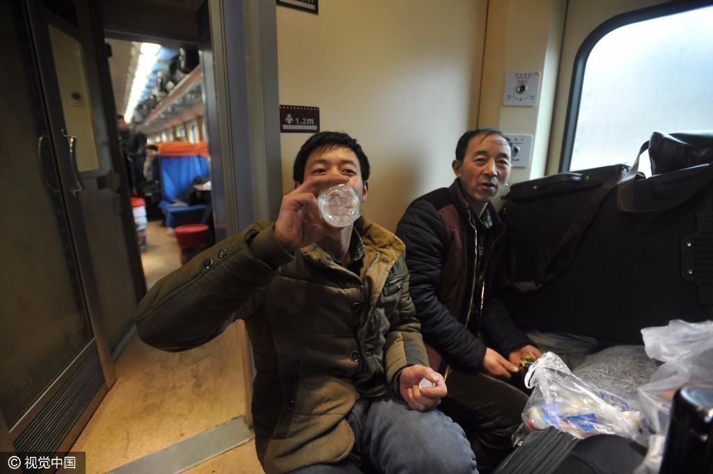 列车百态:民工回家避高峰 游人年假出门赏风景