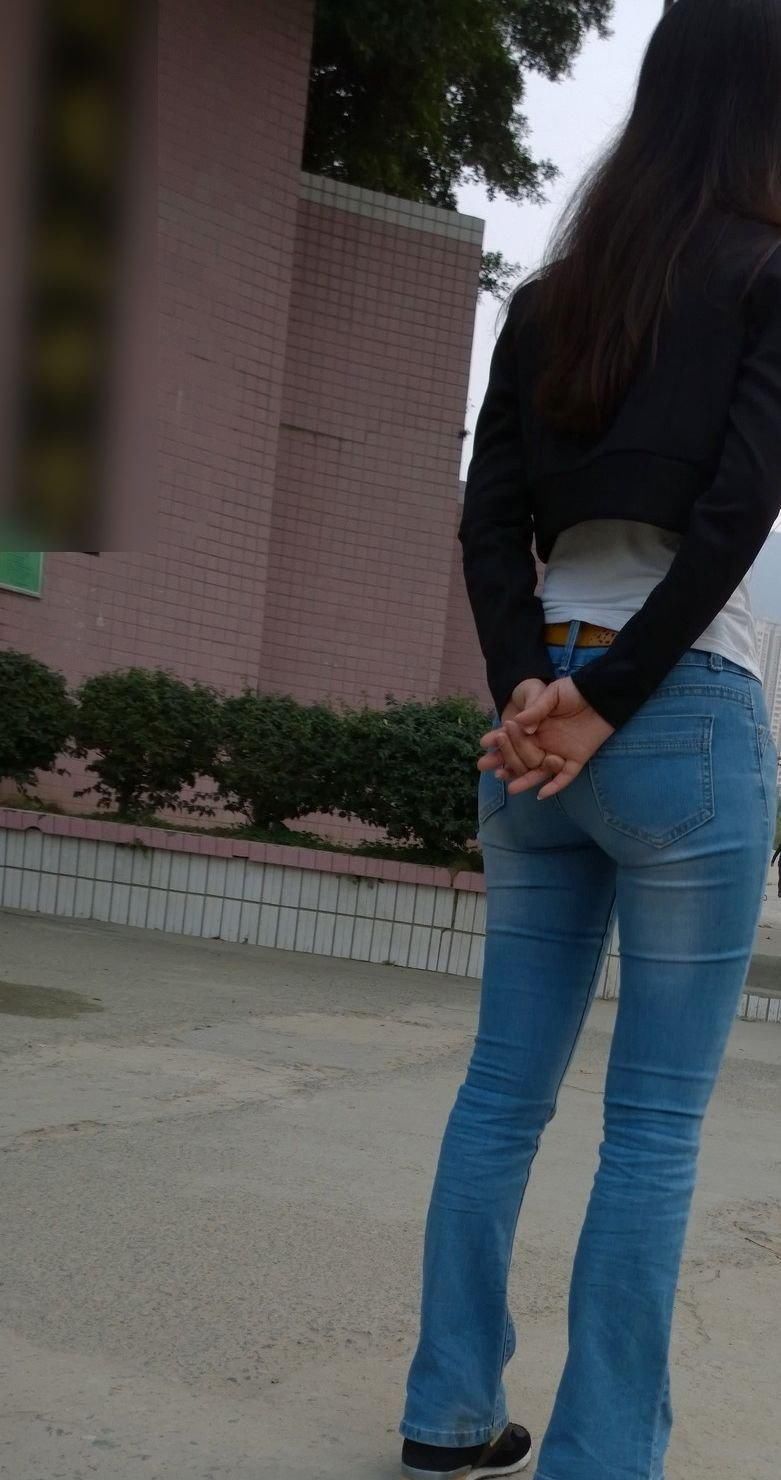 中学门口街拍:美女教师浅蓝色紧身裤搭配黑马
