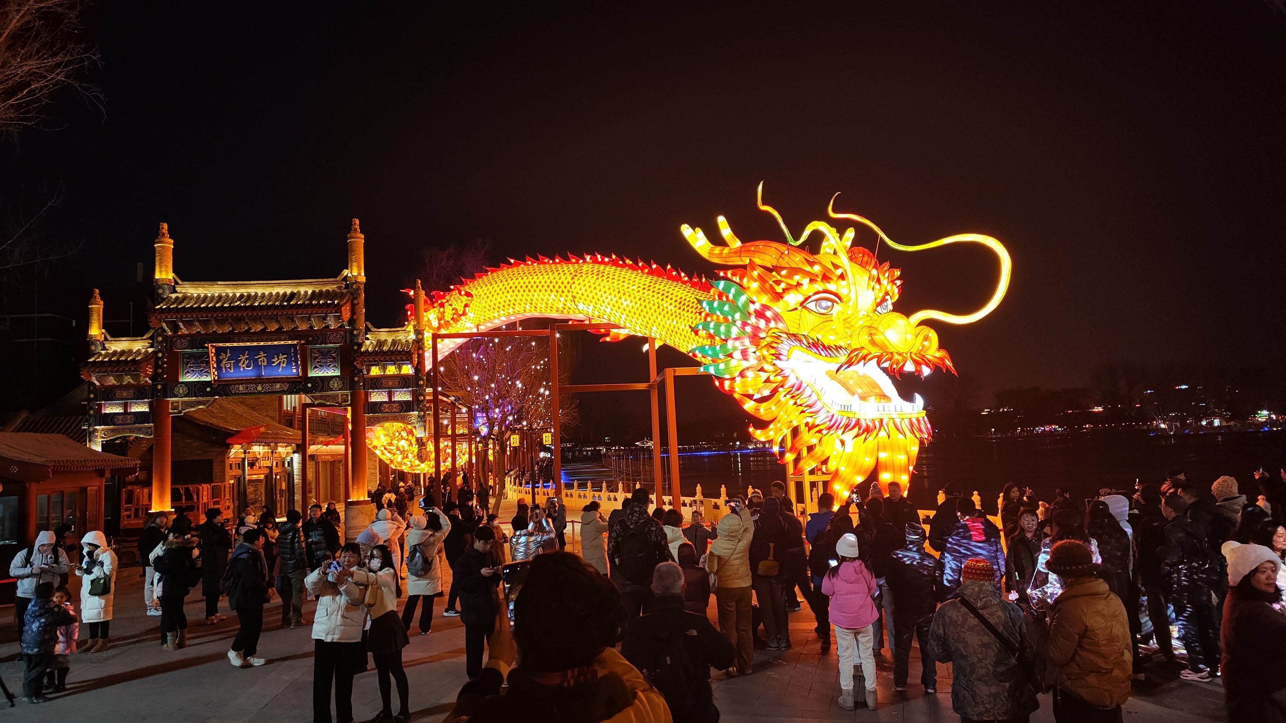 什刹海荷花市场一条180米长龙 成为新年火热打卡地