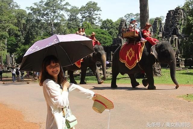 铁人对中国很好奇,街上遇到留学生就问问题,你